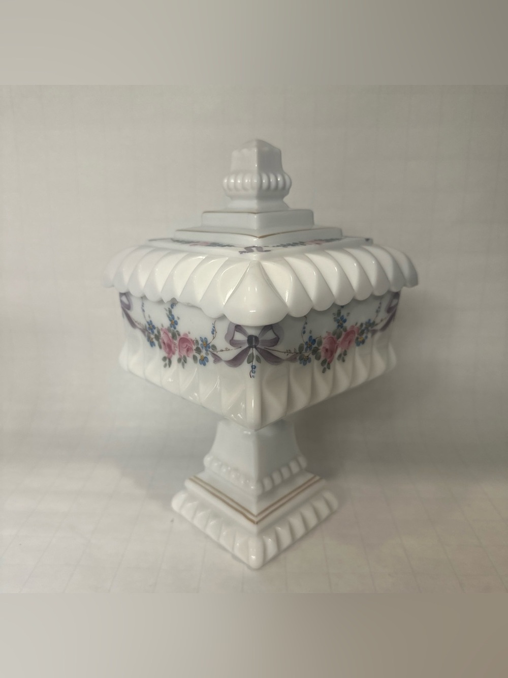 Vintage Westmoreland Milk Glass Rose Pedestal Cake Box Candy Dish w/Lid READ